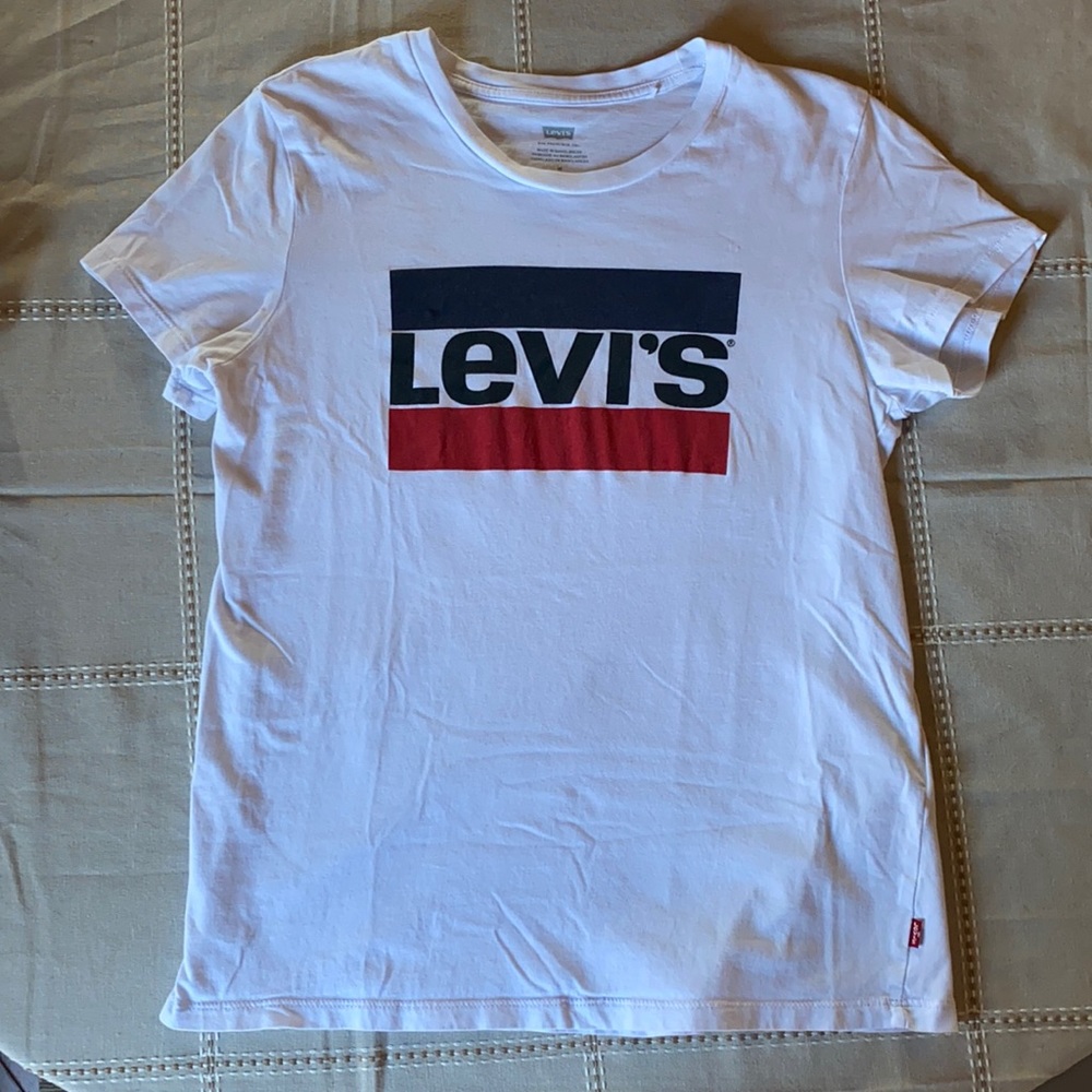 White Levi’s Tee